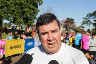 Governador Eduardo Riedel falou sobre PPA durante entrevista na Maratona de Campo Grande. (Foto: Henrique Kawaminami)