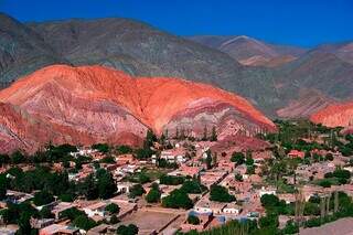 Em Jujuy, a 130 km de Salta, as montanhas coloridas de Quebrada de Humahuaca impressionam os visitantes (Foto: Reprodução)