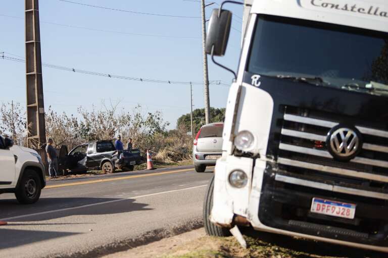 Caminhão foi parar do outro lado da rodovia, após atingir outros três veículos. (Foto: Henrique Kawaminami)