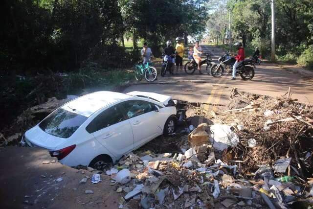 Carro caiu em cratera de rua sem luz e sinaliza&ccedil;&atilde;o no Jardim Moren&atilde;o