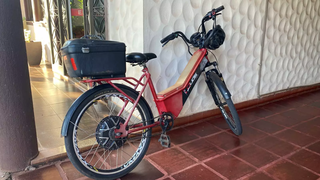 Bicicleta elétrica com alecerador utilizada por Walkiria (Foto: Alex de Machado)