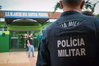 Agente da Polícia Militar em frente ao colégio Blanche dos Santos Pereira, em Campo Grande (Foto: Henrique Kawaminami)