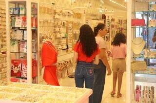 Loja de acessórios, no Centro de Campo Grande, com poucos clientes (Foto: Paulo Francis)