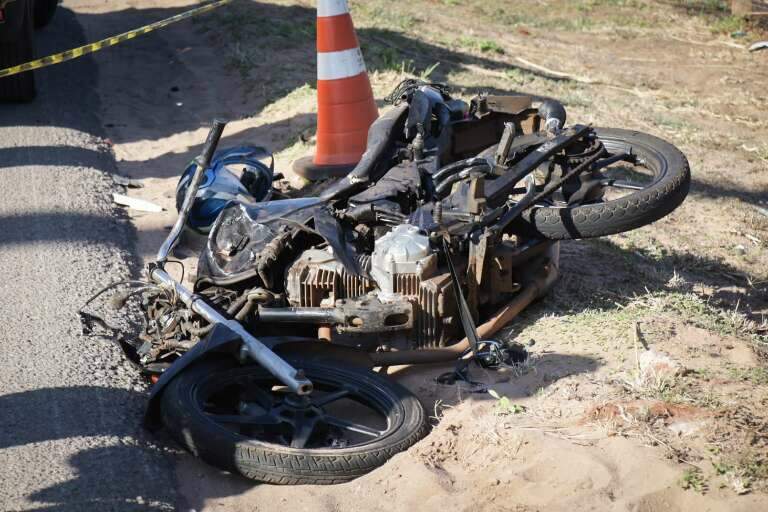 Motocicleta conduzida pela vítima ficou destruída após acidente. (Foto: Henrique Kawaminami)