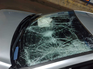 Para-brisa do Hyundai I-30 ficou destruído e airbag foi acionado após batida. (Foto: Direto das Ruas)