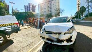 Fiat Siena ficou com a frente danificada após acidente. (Foto: Clara Farias)