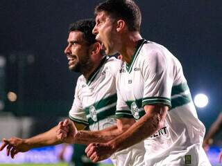 O zagueiro croata Benjamin Kuscevic comemora gol marcado diante o Goiás. (Foto: Gabriel Thá/Coritiba)