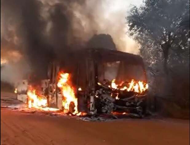 Alunos da rede municipal saem ilesos de inc&ecirc;ndio que destruiu &ocirc;nibus