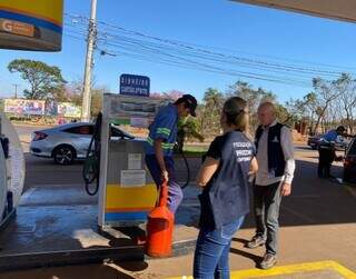 Equipe do Procon durante fiscalização em posto de gasolina. (Foto: Divulgação Procon)