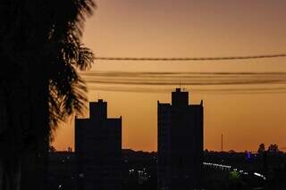 Nascer do sol visto do Jardim dos Estados, na Capital (Foto: Henrique Kawaminami)