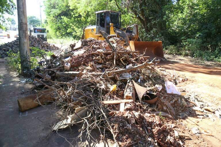 Pilha de lixo retirado da cratera do Jardim Morenão (Foto: Alex Machado)