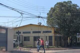 Caminh&otilde;es arrancam fia&ccedil;&atilde;o e deixam moradores sem internet e telefone