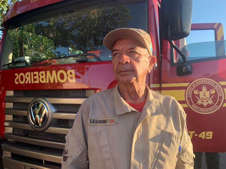 Sargento do Corpo de Bombeiros, Paulo Costa, explica como proceder em casos de incêndio acompanhados de curto-circuito (Foto: Natalia Olliver)