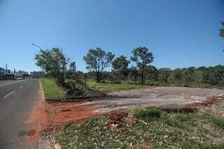 Intervenção feita pelos proprietários em Área de Preservação Permanente, na Avenida Gabriel Del Pino. (Foto: Marcos Maluf)