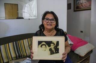 Em casa, Ramona Alice mostra retrato do dia em que casou com Valter Teodorto. (Foto: Paulo Francis)