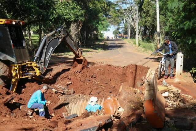 Prefeitura limpa cratera no Jardim Moren&atilde;o e obra n&atilde;o tem prazo para terminar 