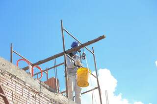 Obras de infraestrutura e serviços especializados para construção foram as atividades industriais que mais geraram empregos, de janeiro a maio deste ano (Foto: Paulo Francis)