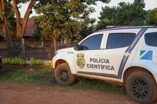 Carro da Polícia Científica em frente ao sítio onde delegada foi encontrada morta. (Foto: Alex Machado)