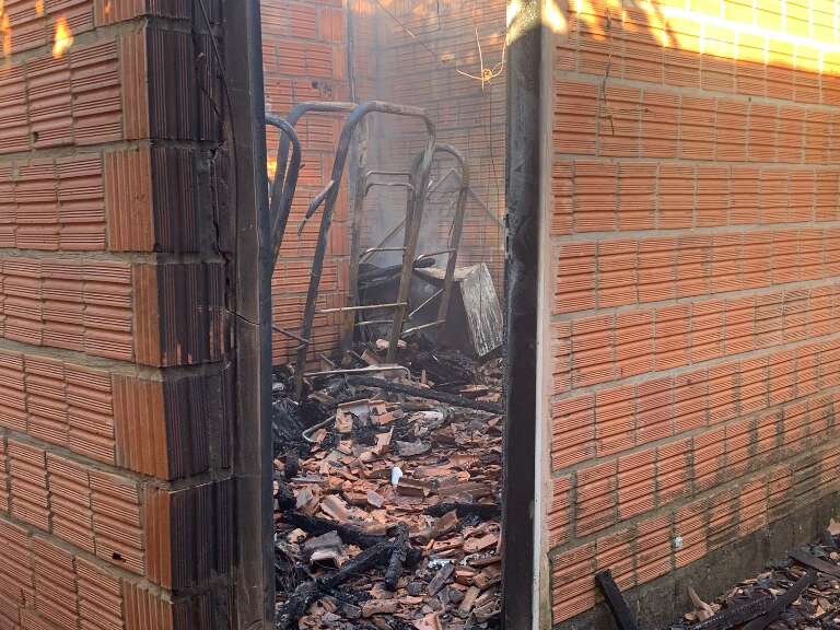 Interior da casa destruído após o incêndio (Foto: Natalia Olliver)