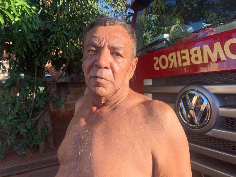 José Vito explica como notou o começo do incêndio em sua residência (Foto: Natalia Olliver)