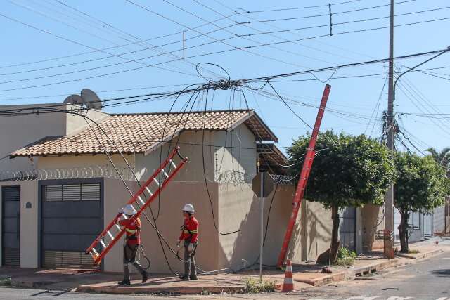 Caminh&otilde;es arrancam fia&ccedil;&atilde;o e deixam moradores sem internet e telefone