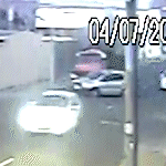 Motorista desvira carro após tombamento e vai embora; veja vídeo 
