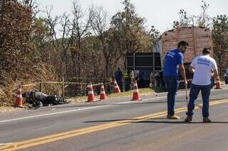 Moto caída após colisão no anel viário de Campo Grande. (Foto: Henrique Kawaminami)