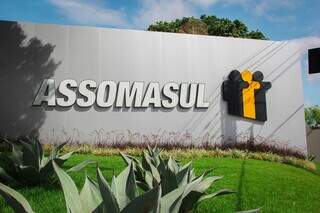 Fachada da sede da Associação dos Municípios de Mato Grosso do Sul, localizada na Avenida Eduardo Elias Zahran, em Campo Grande. (Foto: Edson Ribeiro)