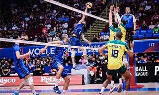 Jogadores da Seleção Brasileira durante disputa com a Itália. (Foto: Reprodução/FIVB)