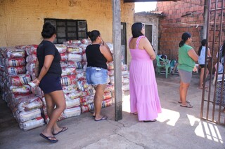 Mulheres aguardam pelo recebimento de até duas cestas básicas por família (Foto: Paulo Francis)