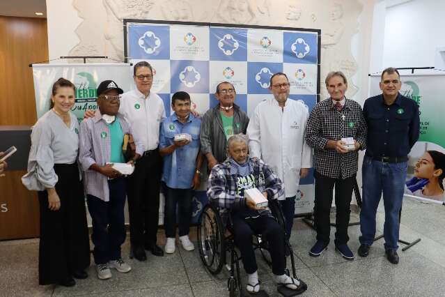 Hospital de C&acirc;ncer entrega aparelhos de laringes eletr&ocirc;nicas