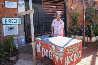 Maria em frente à casa onde vende tudo quanto é coisa, no Bairro Tiradentes (Foto: Paulo Francis)