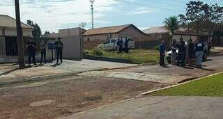 Policiais civis e agentes da Polícia Cietífica no local onde Hugo Vinícius foi assassinado, a casa da ex-namorada (Foto: Salatiel Assis)