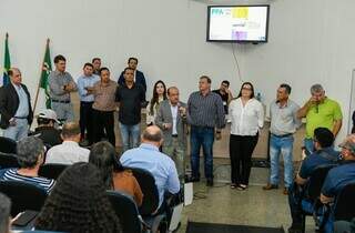 Prefeitos do Cone Sul e representantes do Governo do Estado participaram da reunião; vice-governador José Carlos Barbosa, o Barbosinha (PP), aparece no centro discursando. (Foto: Bruno Rezende)