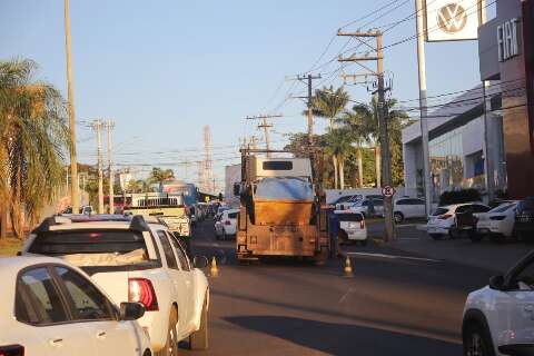 Caminhão de caçambas quebra e deixa trânsito lento na Joaquim Murtinho