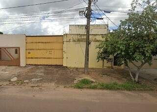 Barracão onde contrabandista viu carros apreendidos e chamou a polícia. (Foto: Reprodução/Google)