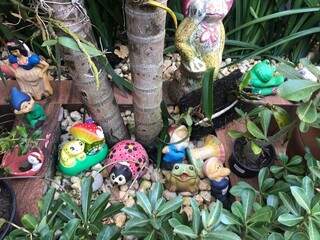 Sapos, joaninha, cogumelos e anões formam decoração divertida. (Foto: Jéssica Fernandes)