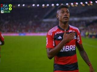 Bruno Henrique comemora lance que deu vantagem ao Flamengo nas quartas de final da Copa do Brasil. (Foto: Reprodução/Globoplay)