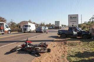 Caminhão não conseguiu frear e atingiu duas motocicletas e um carro. (Foto: Henrique Kawaminami)