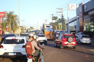 Com caminhão de caçamba parado, fluxo da Joaquim Murtinho fica lento (Foto: Paulo Francis)