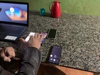 Polícia Civil apreendeu celulares e notebooks dos suspeitos. (Foto/Divulgação)