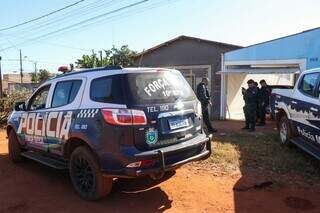 Viaturas da Polícia Militar em frente a casa onde Yan morava. (Foto: Henrique Kawaminami)