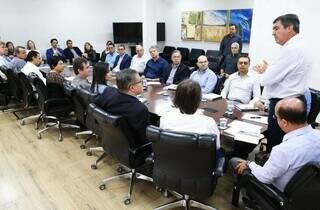 Governador Eduardo Riedel (PSDB) reunido com 11 secretários e adjuntos (Foto: Governo de MS/Divulgação)