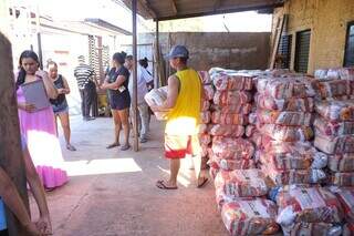 Comunidade recebendo cestas básicas na tarde desta quarta-feira (Foto: Paulo Francis)