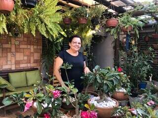 No Bairro Moreninhas, Ana criou jardim exuberante com samambaias e outras plantas. (Foto: Jéssica Fernandes)