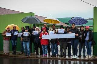 Pais de alunos fizeram manifestação em favor dos diretores, em junho. (Foto/Arquivo)
