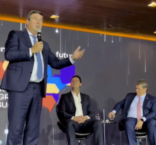 O governador Eduardo Riedel (PSDB) durante discurso em evento do Codesul. (Foto: Reprodução/Instagram)