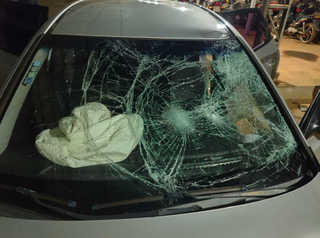Para-brisa do carro ficou destruído e airbag foi acionado. (Foto: Direto das Ruas)