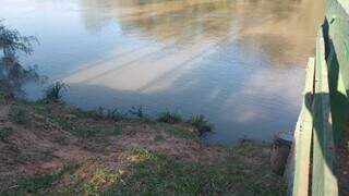 Ponto do Rio Iguatemi onde o corpo teria sido jogado (Foto: Salatiel Assis)