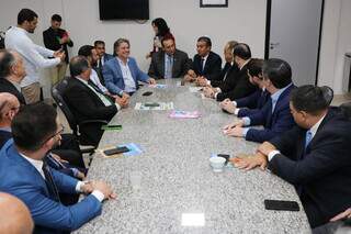 Ao fundo, secretário estadual de Governo e Gestão Estratégica, Pedro Caravina, e presidente da Câmara Municipal, vereador Carlos Augusto Borges, o &#34;Carlão&#34; (PSB), junto a outros vereadores, na Câmara Municipal. (Foto: Divulgação/CMCG)